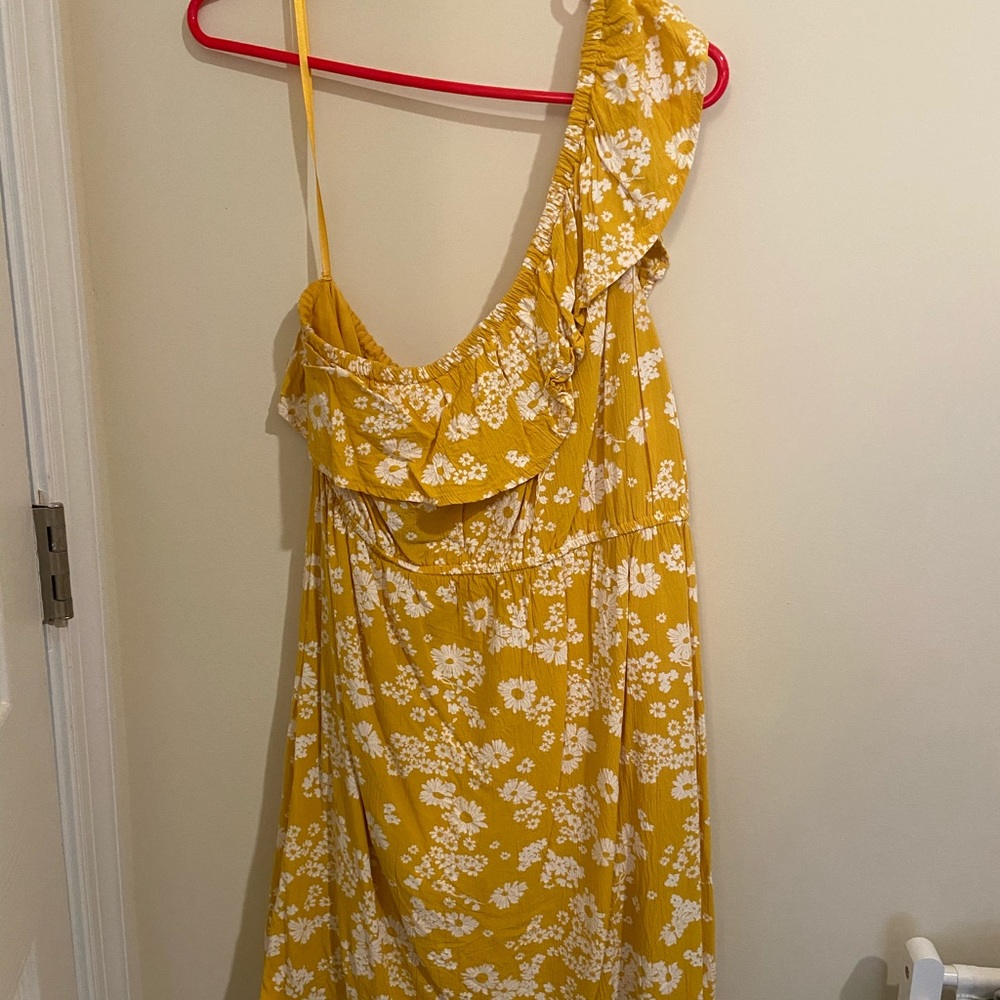 One shoulder yellow dress